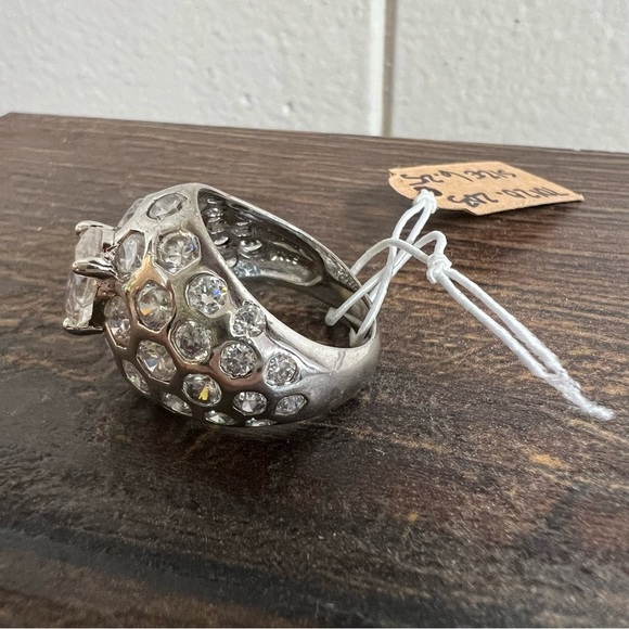 Sterling ring
Stamped 925
SZ 6.25 - Picture 5 of 5